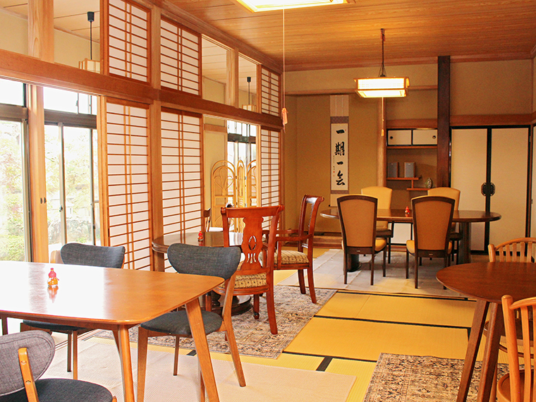 陽の光が優しく差し込む和テイストの店内。個室も2部屋用意