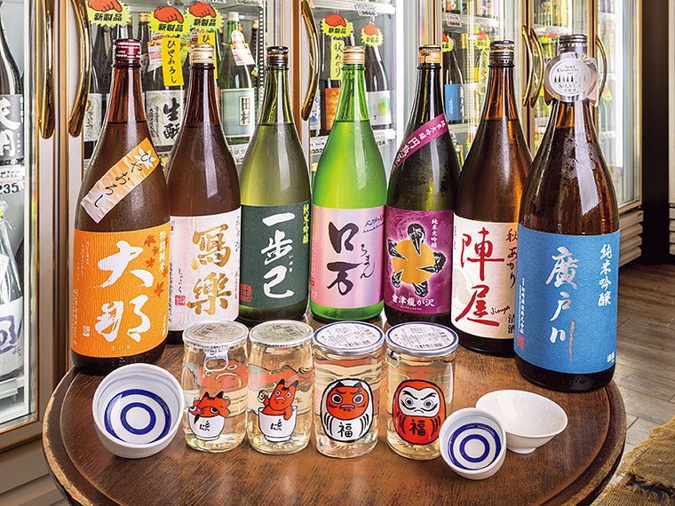 橘内さんが厳選した、秋から冬に楽しみたい酒。手前の「赤べこ」 と「白河だるま」のワンカップは女性に人気