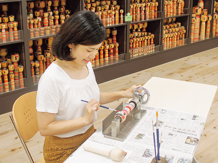 胴体に奇麗な縞模様を付けたい際も、手まわしろくろにはめて描いてみよう。スタッフがついて教えてくれるので、子どもでも安心して体験できる