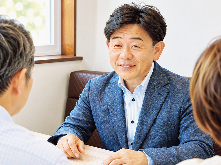 相談中の代表・長谷川 健さん（通称：はせけん）。「私たちも3度の相続、大病からの復帰、家じまい、高齢の両親のサポートなど、様々な出来事に向き合ってきました。だからこそ、知識や制度だけでなく、不安や迷いにも耳を傾け、その人らしい答えを一緒に探します。正解よりも納得解を」と代表