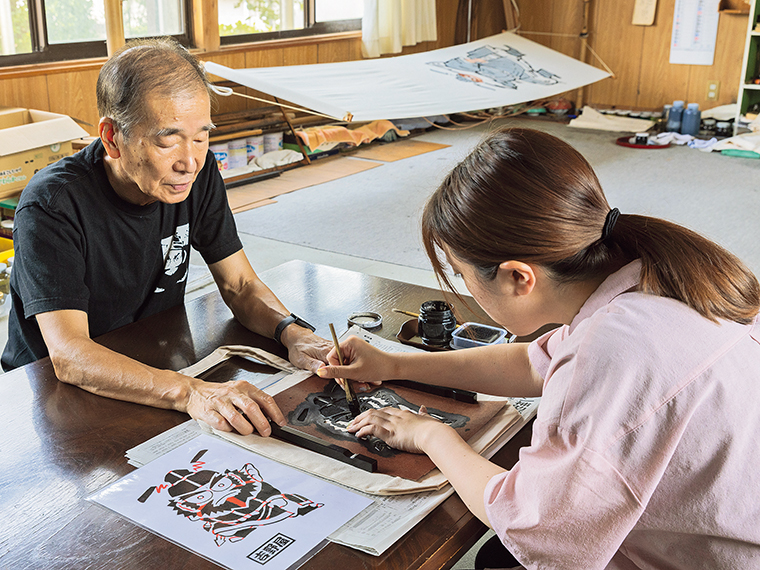 トートバッグの上に柿渋で作った型を置き、丁寧に顔料を塗っていく作業は心が落ち着く。大野さんの優しい指導のもと、初心者やお子さんも楽しく絵付け体験ができる