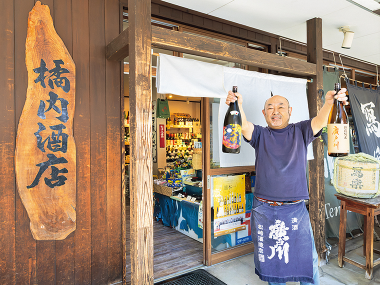 築50年を超える木造店舗は、温かみのある空間。橘内さんの明るく親切な接客も魅力だ