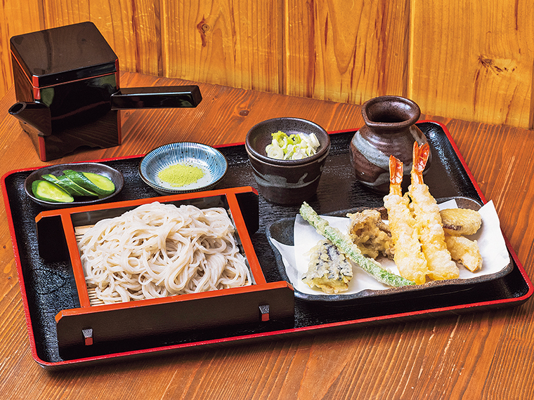 「天もりそば」（1,400円）。大ぶりのエビ天2本と季節の野菜天ぷら5種類が付く。自家製の抹茶塩でいただこう