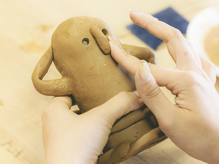 板状にのばした赤土を筒の型にはめてベースを作り、思い思いの顔や手、飾りをつける