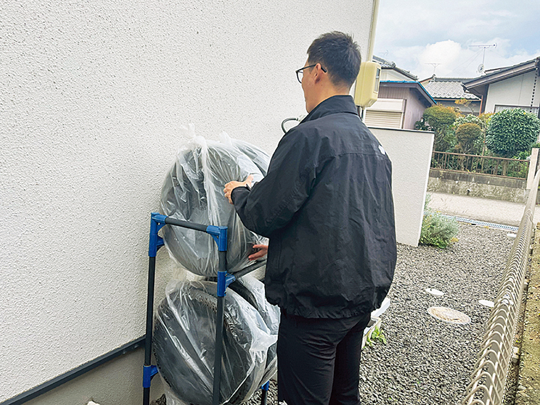 タイヤはゴム製品なので紫外線や熱、湿気で劣化しやすい。ラックや物置を使って地面から浮かせ、軒先など直射日光・雨水を避けた風通しの良い日陰で保管しよう