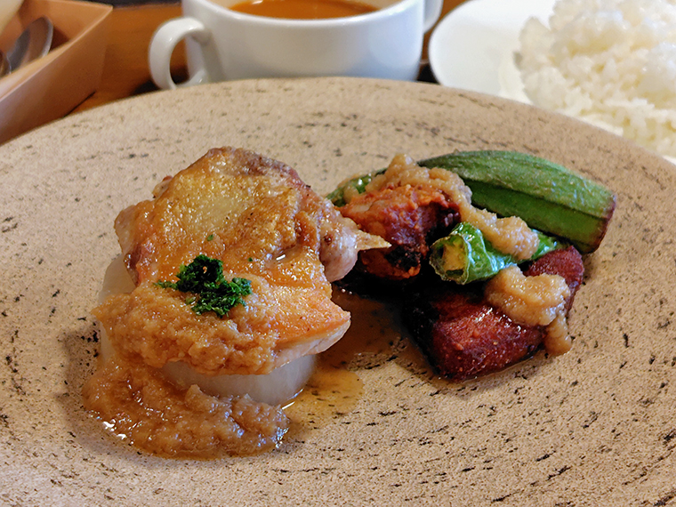 仕入れによりメインが変わる「しもみ家のお昼ご飯」の一例。オードブル、メイン、スープ、ライス、デザート付き