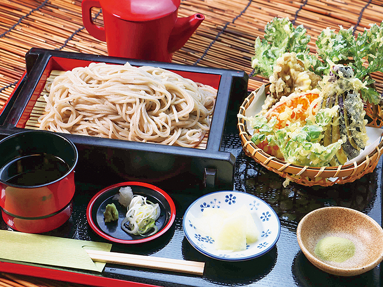「せいろ蕎麦天ぷらセット」（1,500円）※うどんセットもあり