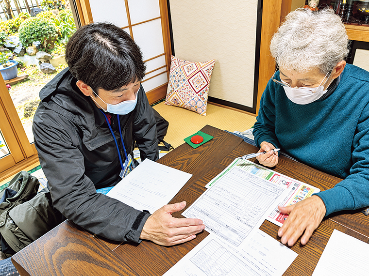 専門相談員が自宅を訪問し、本人の状態や住環境を確認。暮らしに合った福祉用具を提案し、使い方まで丁寧にアドバイス。用具の点検・交換など定期的なアフターケアも行っている