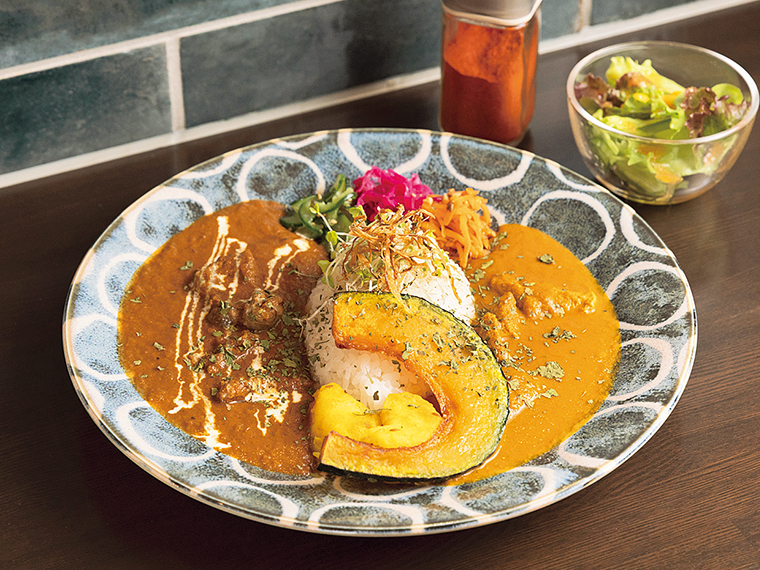 「ハーフ＆ハーフ（バターチキン＆欧風ビーフ）サラダ付」（1,500円）