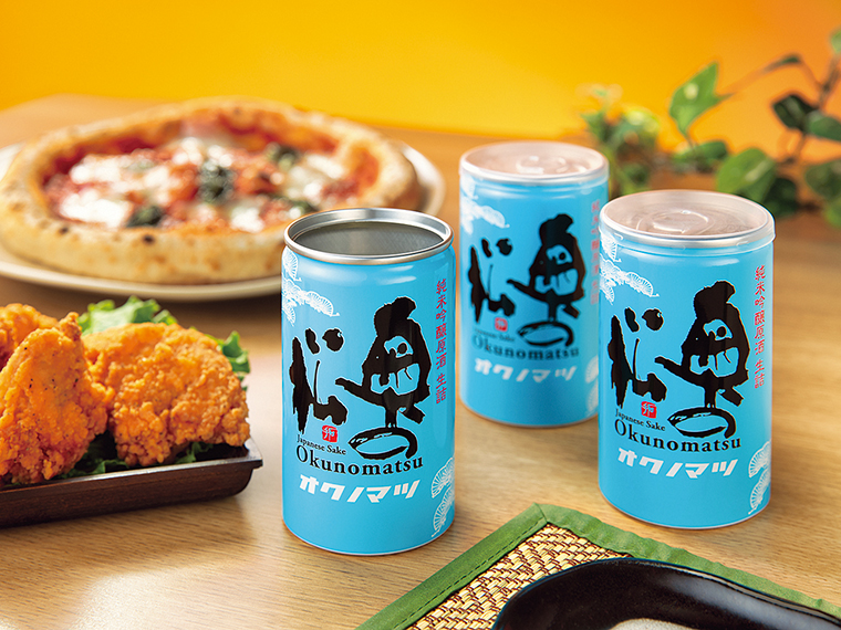 「純米吟醸原酒 生詰 缶カップ」（180ml・495円）。年末年始には、テイクアウトグルメと一緒に味わうのもおすすめ