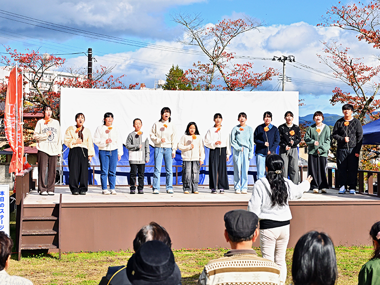 「福島しあわせ運べるように合唱団」のステージは13時から