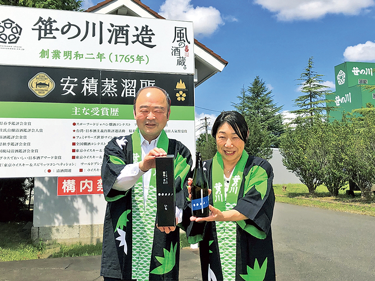 「いち」を手に持つ社長の山口哲蔵さんと常務の山口敏子さん。「酵母の状態を見極めるのが難しかった」と敏子さん