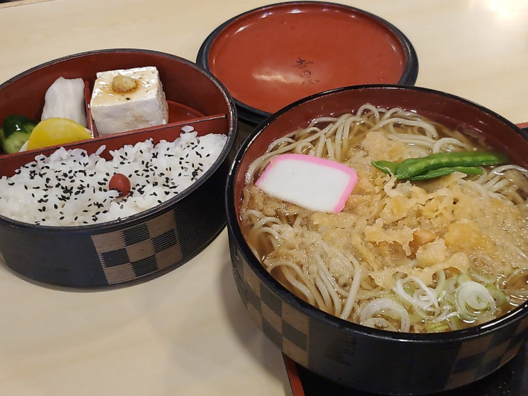 フルオープンの提灯トランスフォーム！「提灯そば定食」は980円